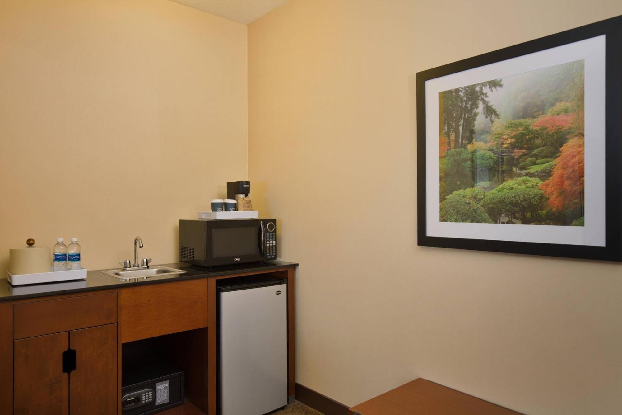 Four Points By Sheraton Portland East Fairview Bagian luar foto